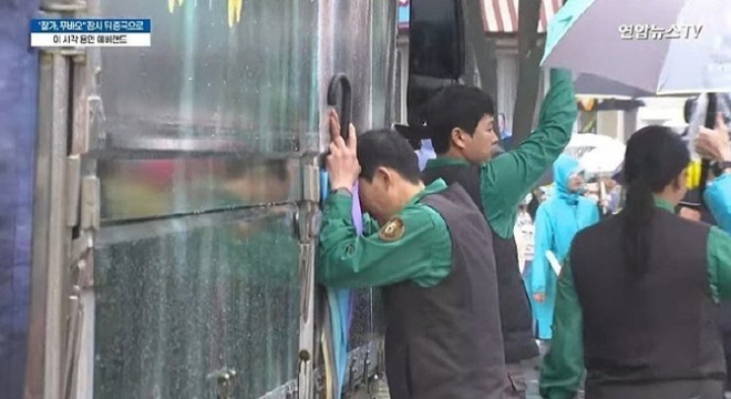 Đỉnh lưu Fubao về nước: Hàng dài người Hàn Quốc xếp hàng dưới mưa chào tạm biệt, ông Song gục đầu bên xe chào cháu gái lần cuối - Ảnh 1.