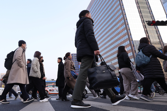 Người đi bộ đi qua đường dành cho người đi bộ ở trung tâm Seoul vào ngày 13/2. [YONHAP]