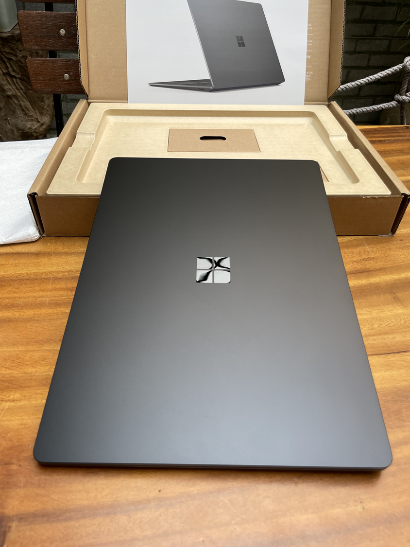 Surface-Laptop-4-13in-Black-New-2.png