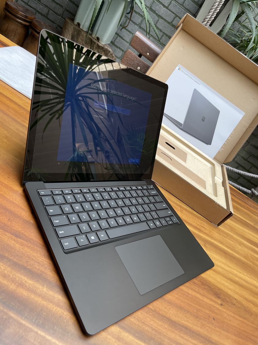 Surface-Laptop-4-13in-Black-New-5.png