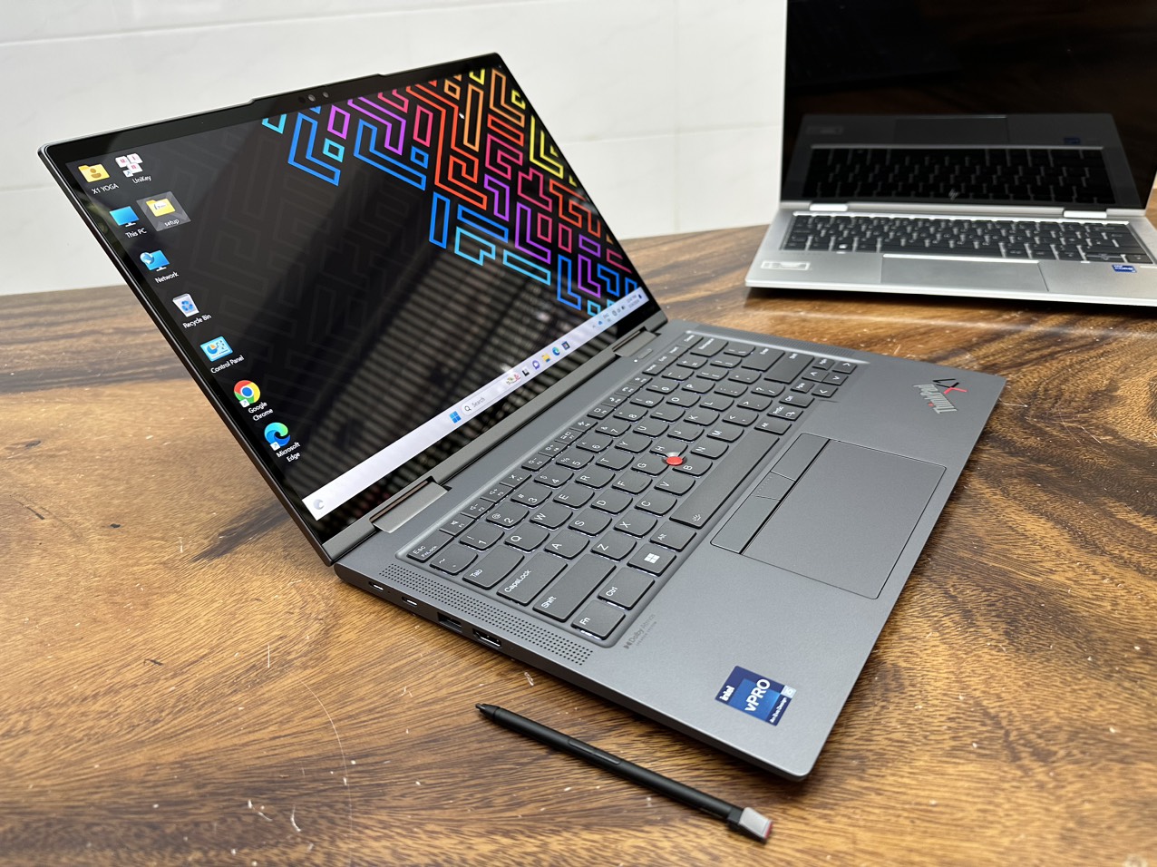 Lenovo-Thinkpad-X1-Yoga-Gen-7-Core-i5-anh-2.jpg