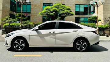 Thân xe Hyundai Elantra 2024 trông mạnh mẽ, đậm chất Coupe 4 cửa nhờ đường cắt xẻ táo bạo kiểu zigzag