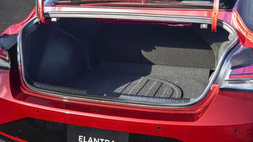 Dung tích khoang hành lý tiêu chuẩn của Hyundai Elantra 2024 đạt 402L