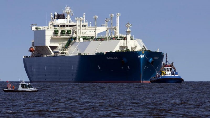 Tàu Isabella chở LNG xuất xứ Mỹ vào nhà ga LNG ở Swinoujscie, Ba Lan, ngày 28.4.2022. Ảnh: EPA-EFE