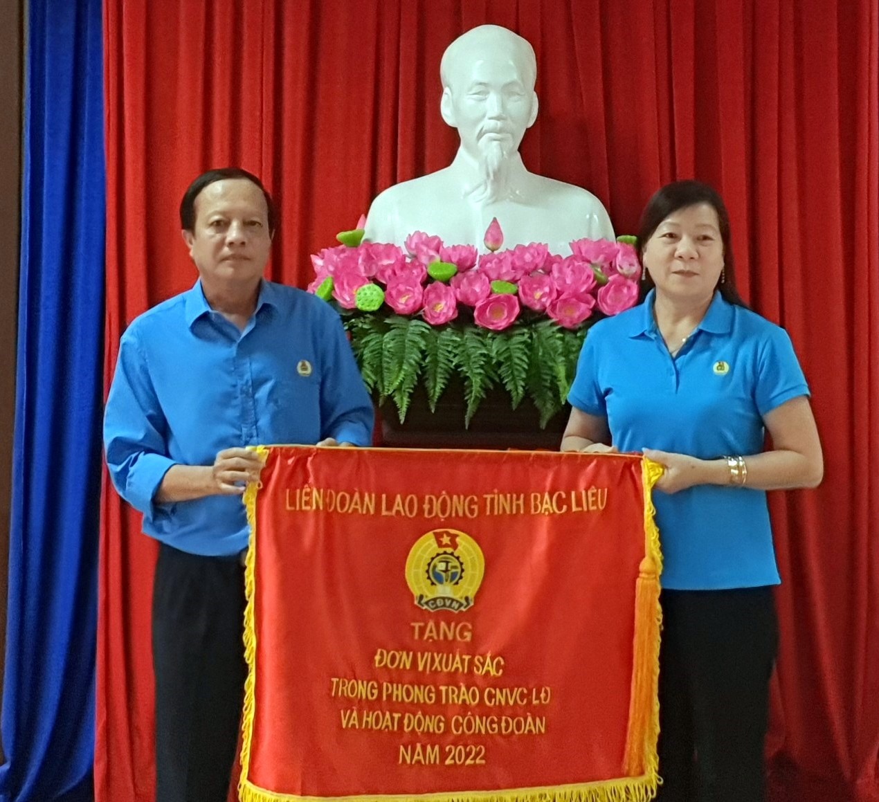 Chủ tịch LĐLĐ tỉnh Bạc Liêu Nguyễn Văn Khanh tặng  cờ thi đua cho đơn vị LĐLĐ huyện Phước Long. Ảnh: Nhật Hồ