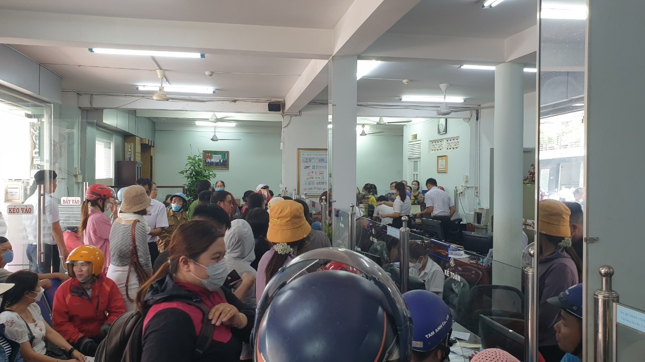 Sau khi xuất hiện tin đồn Giám đốc Qũy tín dụng Nhân dân vỡ nợ, bỏ trốn nhiều người dân ở Lâm Đồng đã đổ xô đến rút tiền. Ảnh: Khánh Phúc