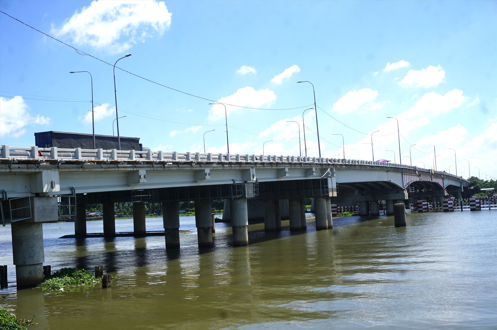 TPHCM sẽ chi gần 250 tỉ đồng nâng tĩnh không 2 cầu bắc qua sông Sài Gòn