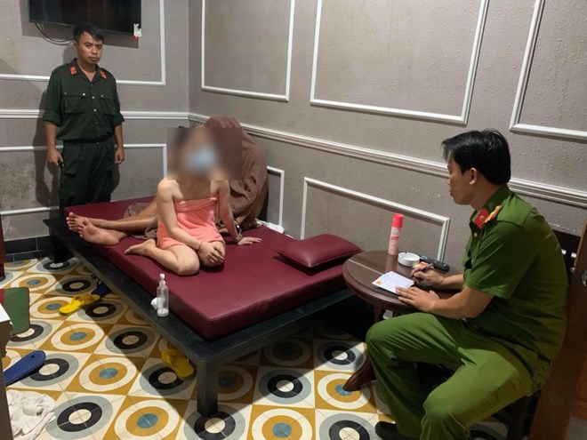 Công an Bến Tre phát hiện 4 nữ nhân viên massage kích dục cho khách nam
