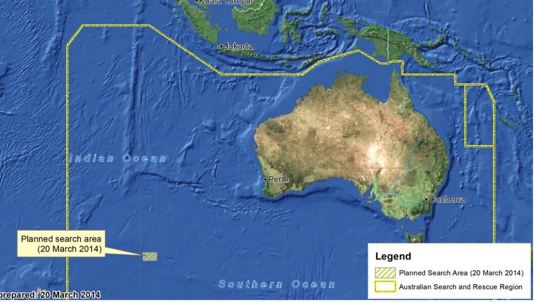 Bản đồ khu vực tìm kiếm MH370 (ô vuông vàng gạch chéo) vào tháng 3.2014. Ảnh: AMSA
