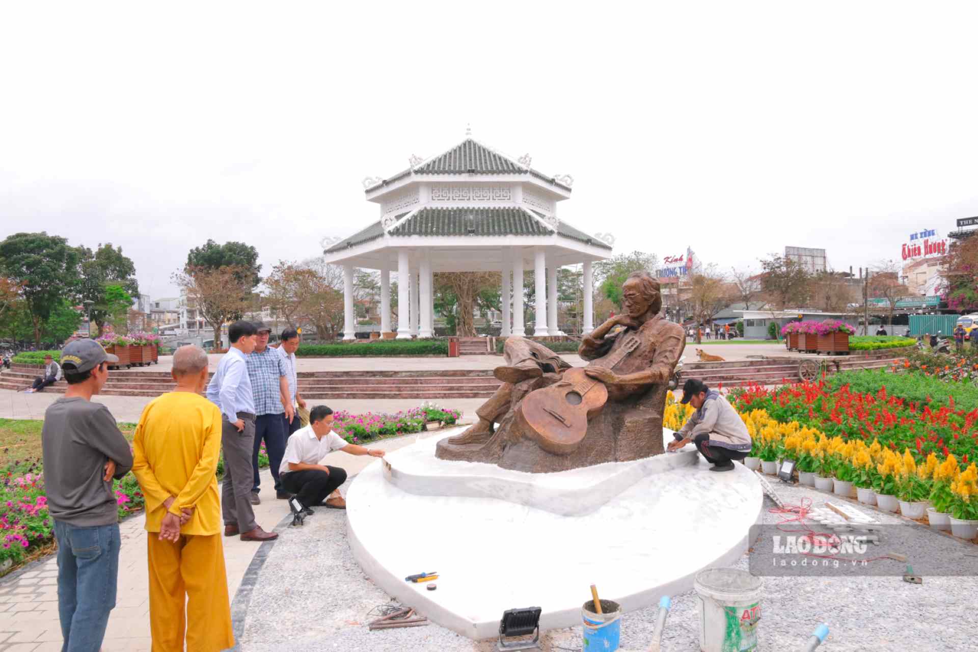 Ghi nhận của Lao Động, bức tượng đồng cân nặng gần nửa tấn của cố nhạc sĩ Trịnh Công Sơn đã được đặt trưng bày tại không gian công viên trên đường Trịnh Công Sơn (phường Gia Hội, TP. Huế) sau một thời gian chờ đợi. 