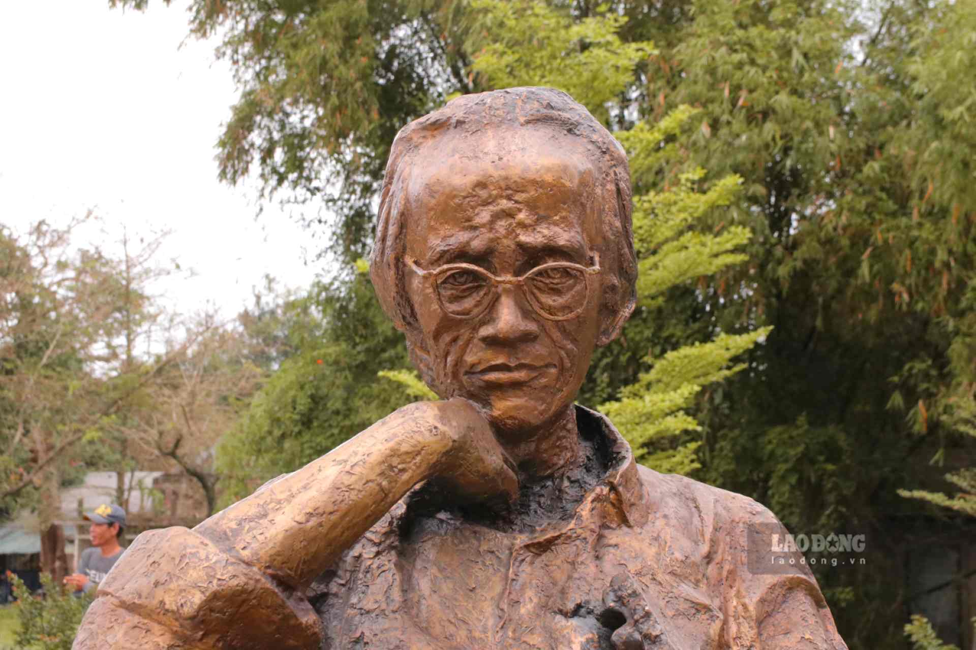 Bức tượng được đặt ở công viên cùng tên với nhạc sĩ Trịnh Công Sơn ở TP. Huế với hy vọng để người mến mộ có thể dừng chân ngắm, tìm hiểu về cuộc đời, sự nghiệp của người nhạc sĩ tài hoa.