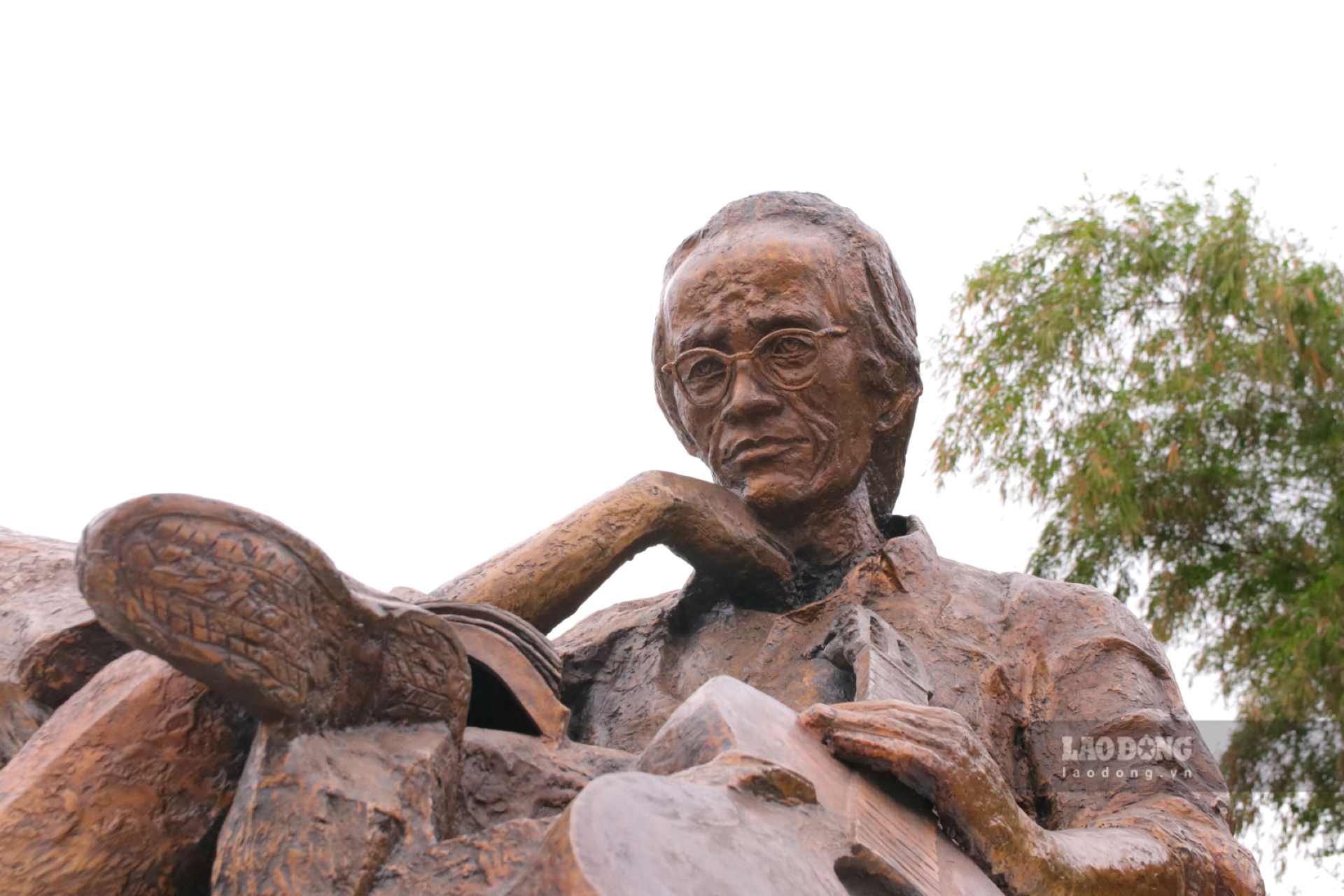 Phía trước bệ tượng được gắn bảng đồng ghi nội dung “Trịnh Công Sơn (1939 - 2001)”, phía sau “Tác giả: Điêu khắc gia Trương Đình Quế” và “Người tặng: Ông Lê Hùng Mạnh, Quận 1, Thành phố Hồ Chí Minh”.