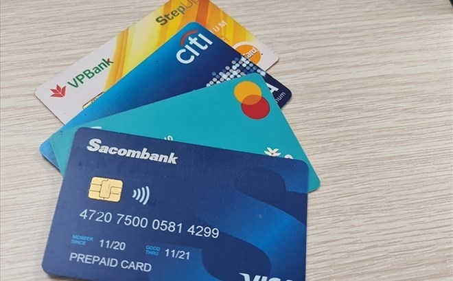 Dùng thẻ tín dụng phải trả các loại phí nào?