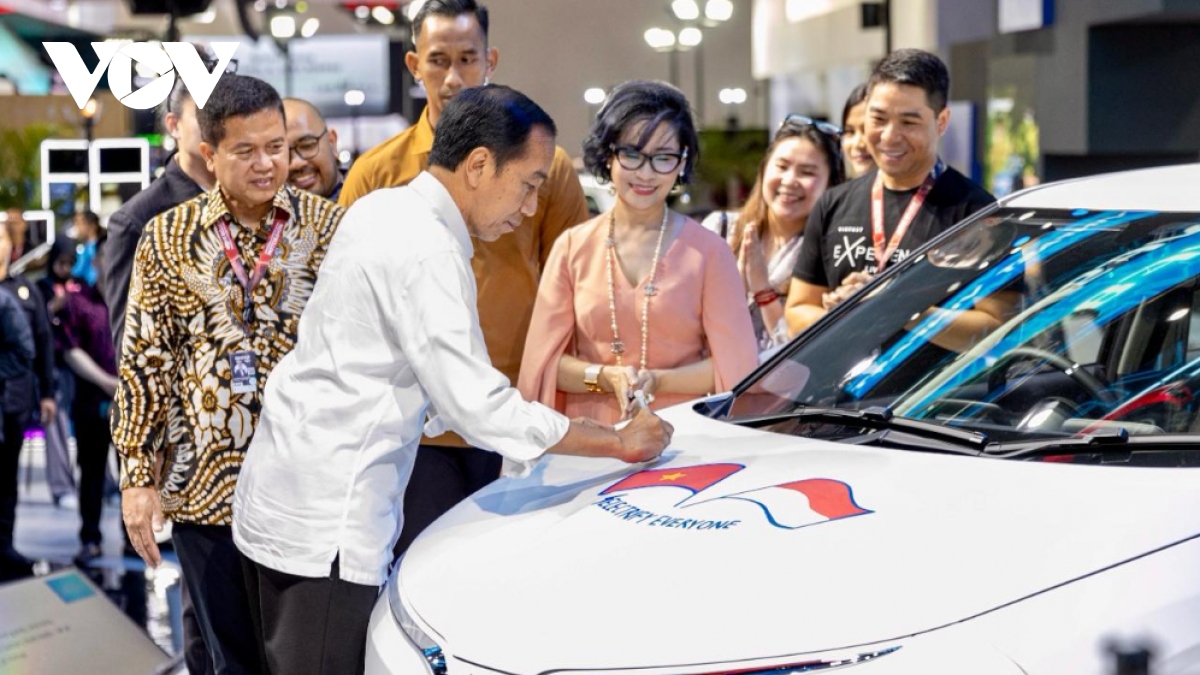 Tổng thống Indonesia Joko Widodo cùng đoàn đại biểu đã tham quan gian trưng bày của VinFast và ký tên lưu niệm lên chiếc VinFast VF5.
