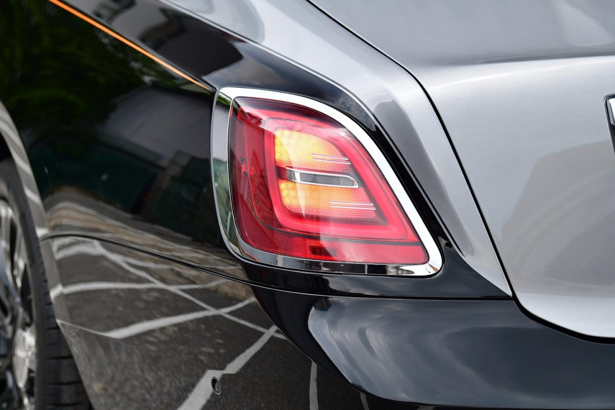 Rolls-Royce mang đến cho xe công nghệ Magic Carpet Ride với hệ thống treo tịnh tiến thẳng.