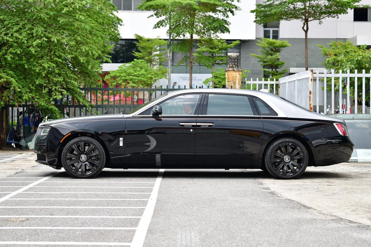 Thay cho biểu tượng “góa phụ bay” thông thường, chiếc Rolls-Royce này sở hữu biểu tượng được mạ vàng độc đáo. Chiếc Rolls-Royce Ghost được trang bị bộ mâm năm chấu kép sơn đen bóng, kích thước 21 inch.
