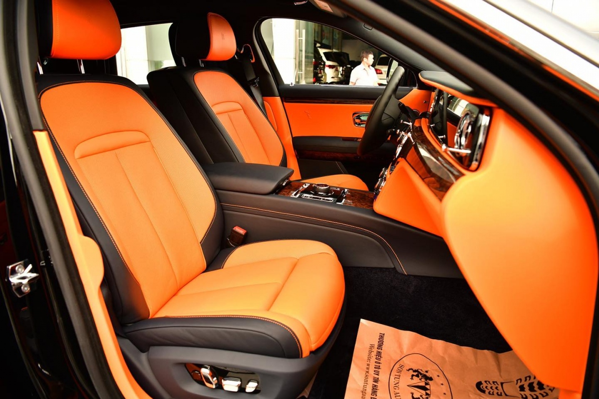 Nhờ khoang hành khách phía sau được kéo dài, Rolls-Royce đã có thể dễ dàng trang bị cho khoang này bộ ghế Serenity, biến mẫu xe trở thành một chiếc “chuyên cơ mặt đất”. Cùng với bộ ghế đặc biệt, Rolls-Royce cũng tích hợp thêm một tủ ủ lạnh Champagne vào giữa hai ghế.