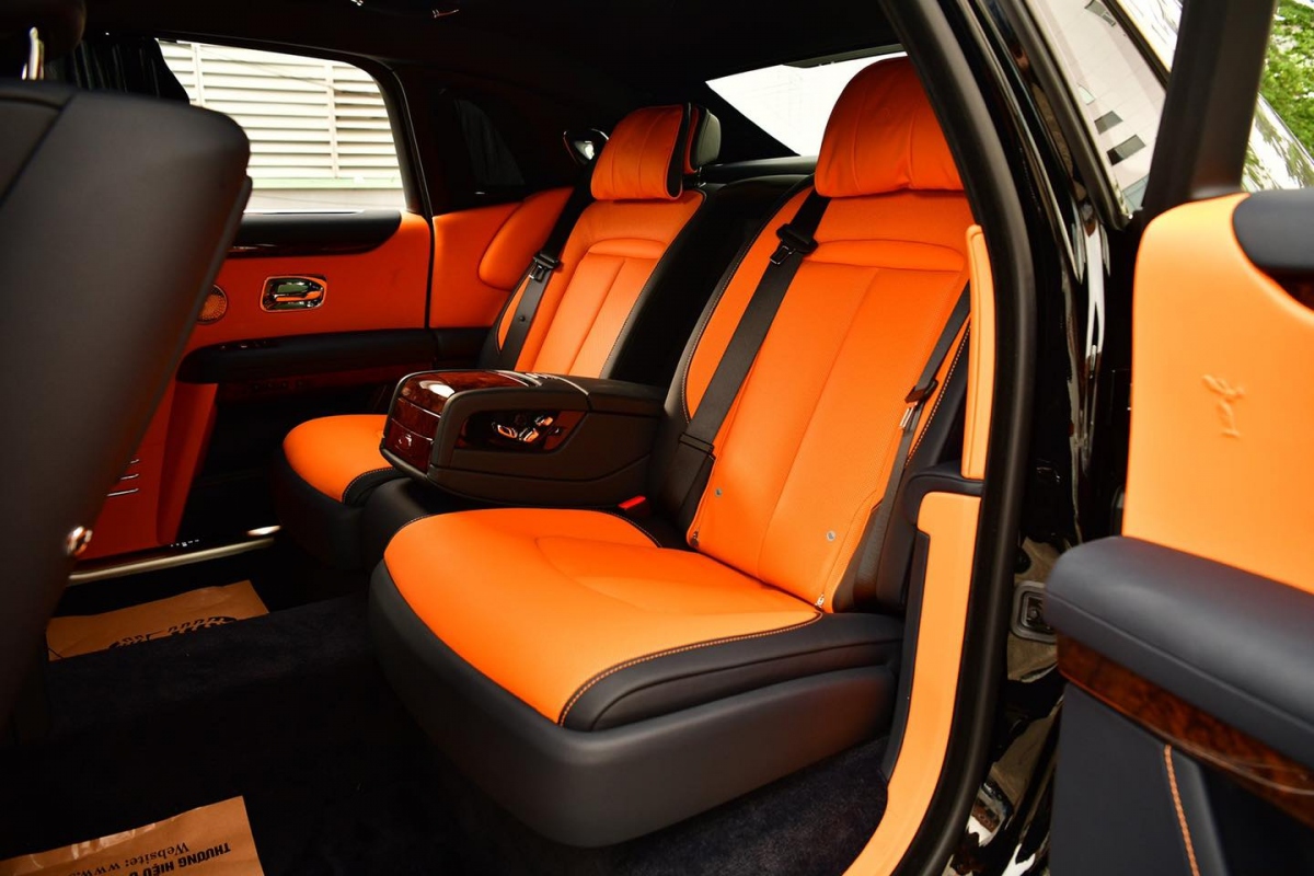 Nội thất của xe được bọc da với màu chủ đạo là cam và được tương phản với màu da xanh đậm ngả đen. Nội thất vẫn sở hữu gỗ ốp tôn lên vẻ sang trọng vốn có của những chiếc Rolls-Royce. Phía táp-lô bên phụ, biểu tượng của dòng Ghost mới, bộ ốp phát sáng Illuminated Fascia độc đáo được trang bị.