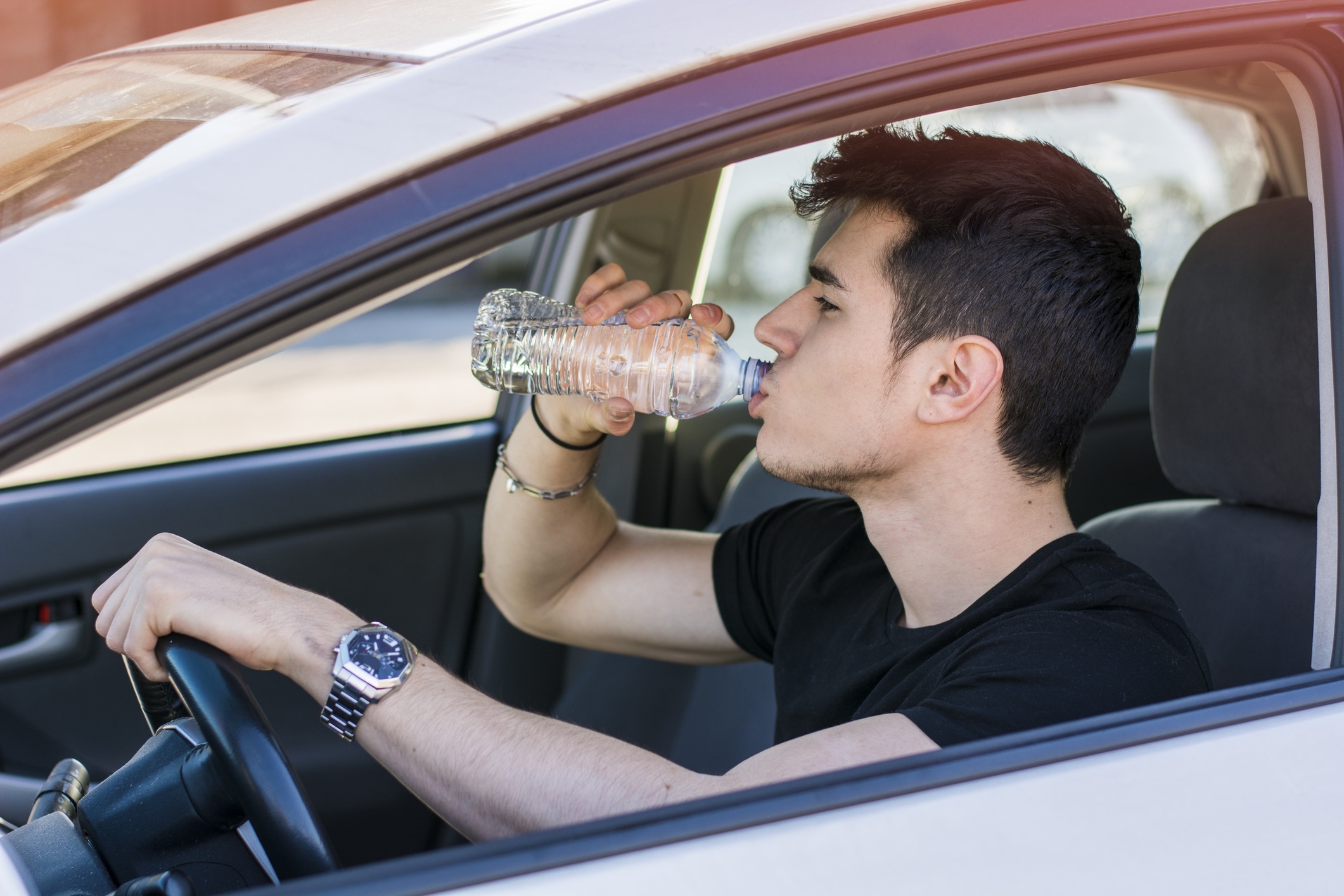Sau vô lăng - Nghiên cứu mới: Lái xe khi khát nước nguy hiểm không kém gì uống rượu (Hình 2).