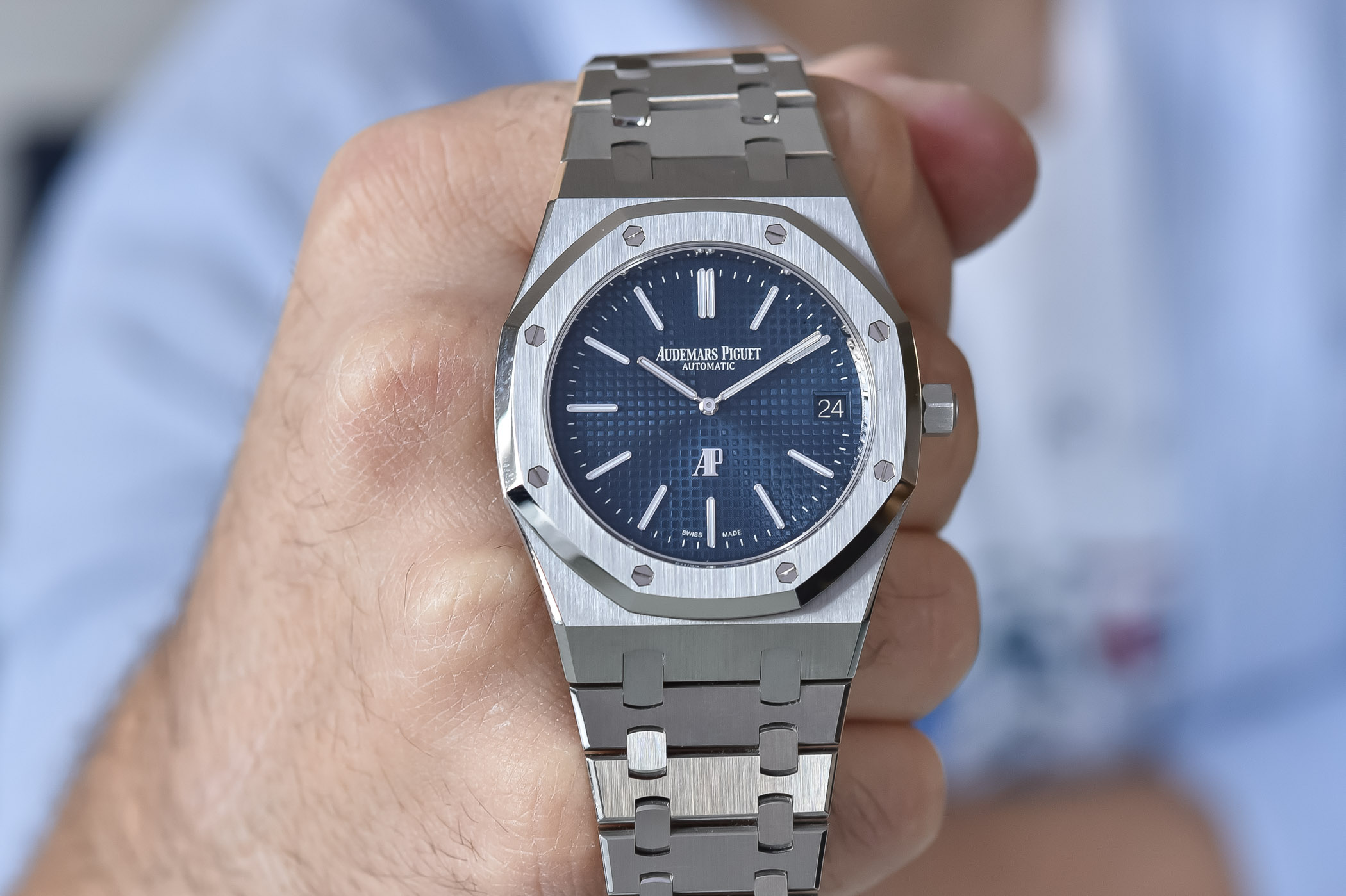 Audemars-Piguet-Royal-Oak-Jumbo-Extra-Thin-16202ST-39mm-50th-Anniversary-2022-stainless-steel-blue-dial-calibre-7121-16202ST.OO_.1240ST.01-review-3.jpg