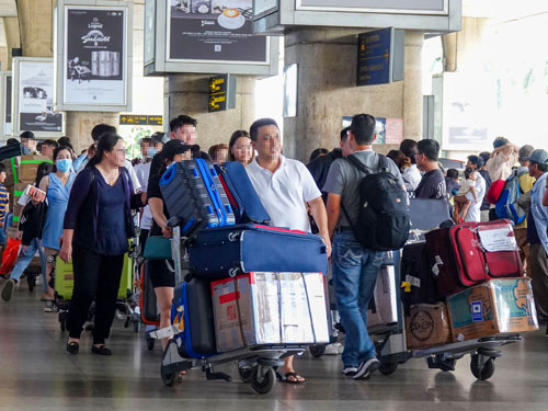 Hành khách nhập cảnh ở ga quốc tế sân bay Tân Sơn Nhất (TP HCM) Ảnh: HOÀNG TRIỀU