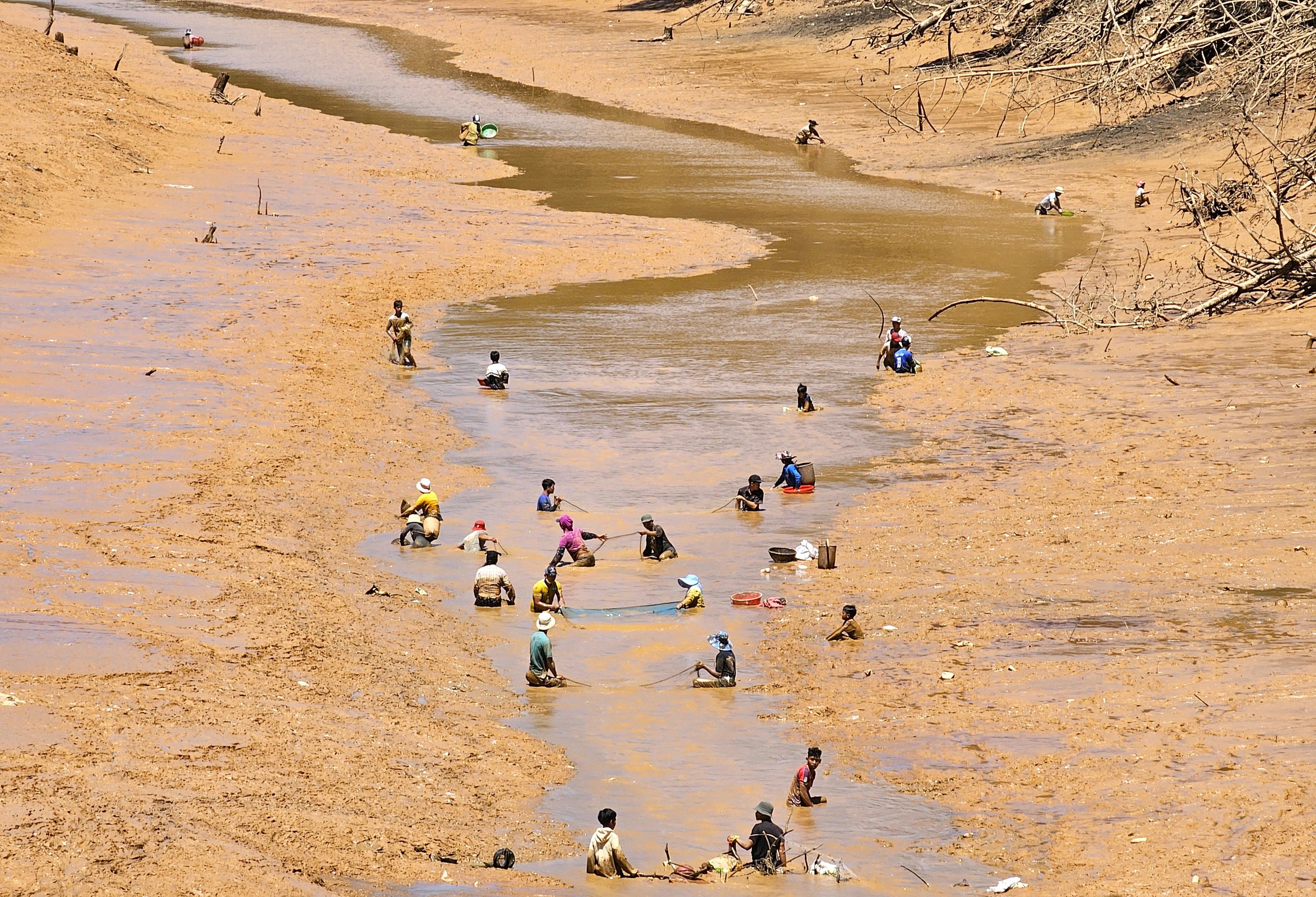 Hàng trăm người đổ về hồ thủy điện cổ nhất Việt Nam để bắt cá to- Ảnh 2.