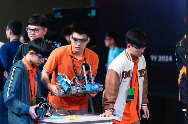 Nhóm học sinh Đà Nẵng tới Mỹ thi chế tạo và vận hành robot- Ảnh 2.