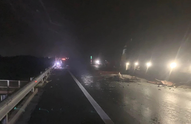 Tai nạn nghiêm trọng trên cao tốc Cam Lộ - La Sơn ít nhất 2 người tử vong, 7 người bị thương- Ảnh 1.