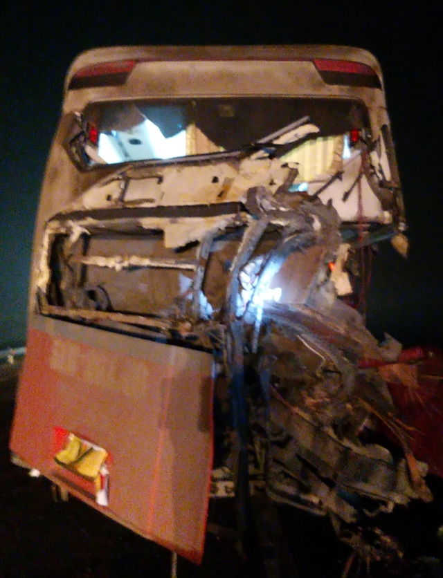 Tai nạn nghiêm trọng trên cao tốc Cam Lộ - La Sơn ít nhất 2 người tử vong, 7 người bị thương- Ảnh 2.