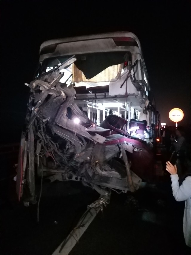 Tai nạn nghiêm trọng trên cao tốc Cam Lộ - La Sơn ít nhất 2 người tử vong, 7 người bị thương- Ảnh 4.