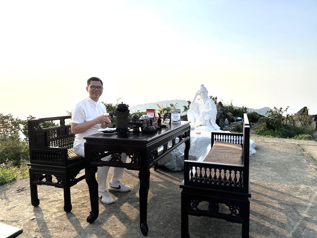 Nghệ nhân Việt kể chuyện uống trà cùng tỉ phú Bill Gates trên đỉnh Bàn Cờ - Đà Nẵng- Ảnh 3.