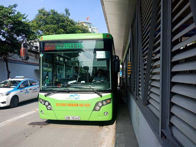 Hoạt động không hiệu quả, Hà Nội vẫn đánh giá buýt nhanh BRT giảm ùn tắc, thúc đẩy phát triển - Ảnh 1.