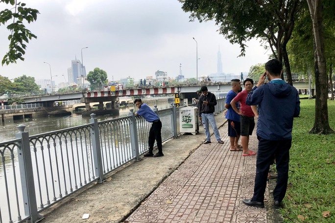 Hàng trăm người xem vớt thi thể áo xám trên kênh Nhiêu Lộc - Thị Nghè - Ảnh 1.