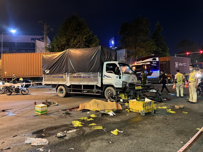 Ô tô tải tông hoàng loạt xe máy dừng đèn đỏ, một người chết tại chỗ - Ảnh 1.