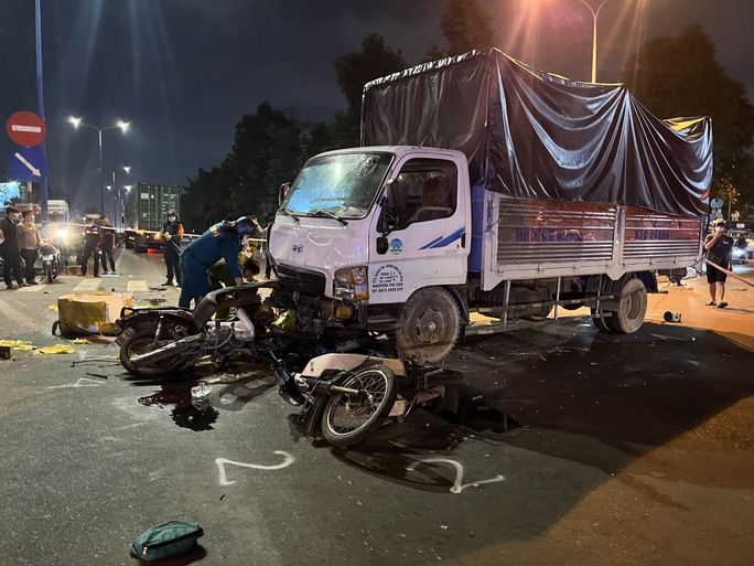 Ô tô tải tông hoàng loạt xe máy dừng đèn đỏ, một người chết tại chỗ - Ảnh 2.