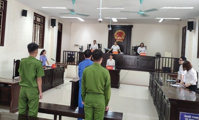 Toàn cảnh phiên tòa xét xử thầy giáo hiếp dâm học sinh do Tòa án nhân dân tỉnh Thái Bình tổ chức (Nguồn: Tintuc.vn)