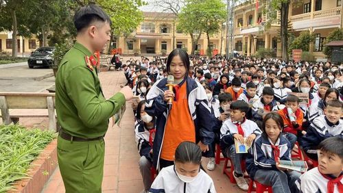 Công an huyện Việt Yên tuyên truyền về tác hại của thuốc lá điện tử đến học sinh Trường THCS Ninh Sơn. Ảnh CTV.