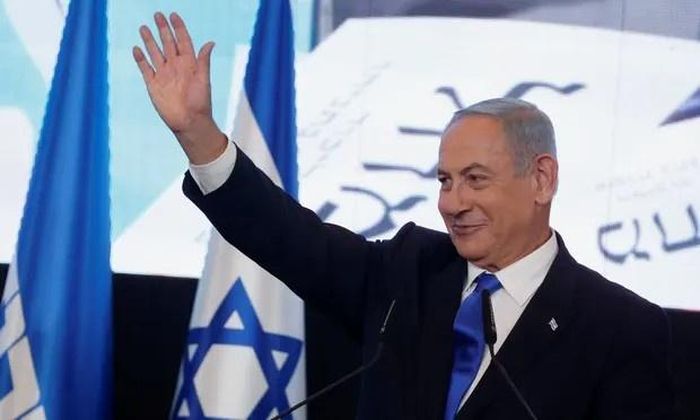  Cựu Thủ tướng Benjamin Netanyahu vẫy tay chào người ủng hộ sau khi thắng cử hôm 3/11. Ảnh: Reuters. 