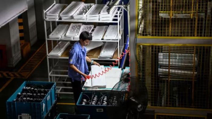 Công nhân làm việc trong một nhà máy ở tỉnh Quảng Đông, Trung Quốc. Các chủ nhà máy ở tỉnh này ghi nhận lượng đơn hàng trong tháng 10 giảm đến 50%. Ảnh: Getty