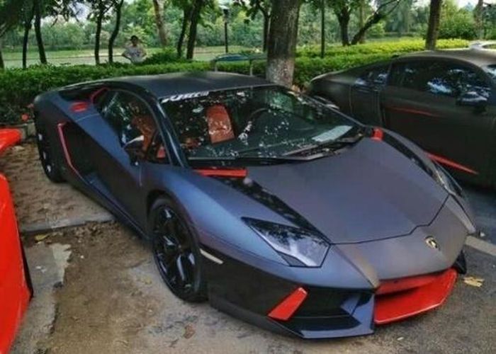 Bộ sưu tập xe thể thao của Lưu Diệc Phi còn có chiếc Lamborghini Daniel và Lamborghini Aventador. 