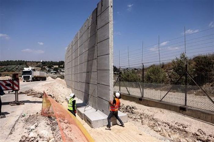 Công nhân Israel tham gia xây dựng bức tường an ninh tại phía Bắc khu Bờ Tây. (Ảnh: AFP/TTXVN)