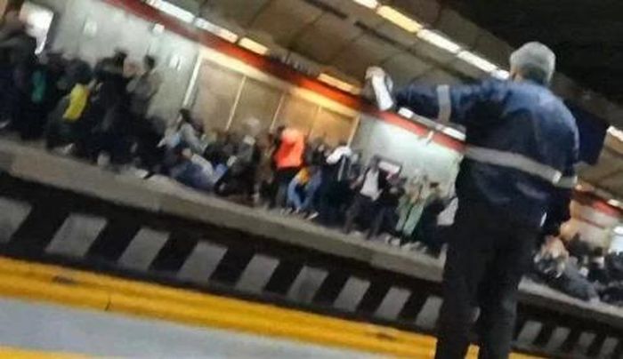  Cảnh sát nổ súng vào đám đông tại ga tàu ở thủ đô Tehran. Ảnh: Guardian.