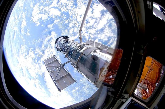  Insider đã khai thác kho lưu trữ của Kính viễn vọng không gian Hubble, James Webb và Đài quan sát tia X Chandra để đưa bạn vào hành trình qua những địa điểm tuyệt đẹp nhất trong vũ trụ.