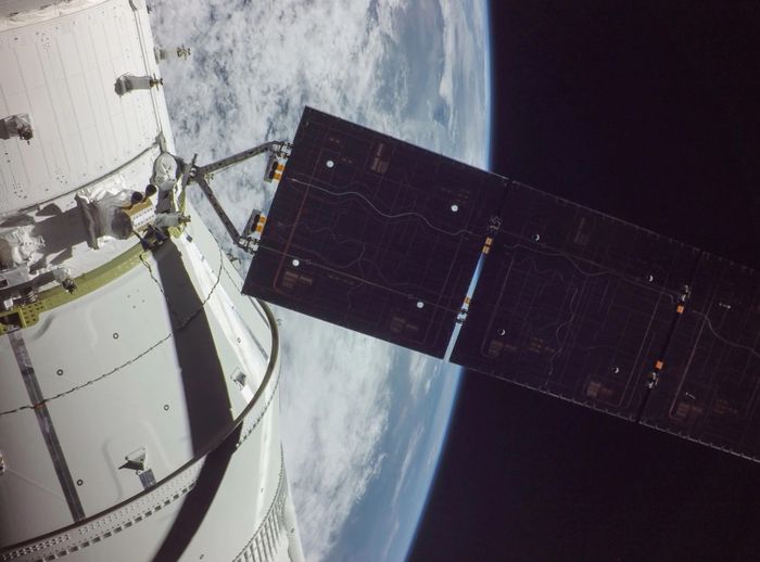  Hình ảnh được chụp ít lâu sau khi phóng SLS, cho thấy một trong 4 tấm pin Mặt Trời của Orion lúc tàu vũ trụ tách khỏi tên lửa. Theo Gizmodo, những tấm pin được gắn vào European Service Module, bộ phận cung cấp điện, nước, oxy và điều chỉnh nhiệt độ trên khoang tàu. 