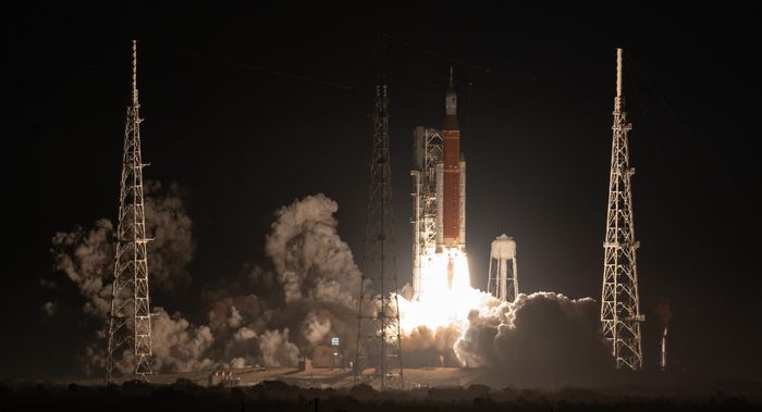  Hệ thống Phóng Không gian (SLS) được phóng thành công vào rạng sáng 16/11 (giờ Mỹ), mang theo tàu vũ trụ Orion cho sứ mệnh Artemis I, kéo dài 25,5 ngày. Đây là chuyến bay không người lái, khởi đầu sứ mệnh trở lại Mặt Trăng của Cơ quan Hàng không Vũ trụ Mỹ (NASA) sau 50 năm. Đợt phóng diễn ra tại Trung tâm Vũ trụ Kennedy, Florida sau nhiều lần trì hoãn. 