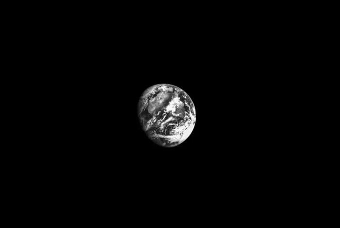  Ảnh trắng đen của Trái Đất được chụp ngày 17/11 bởi camera điều hướng quang học của Orion. Thiết bị này sẽ giúp tàu vũ trụ định hướng trong không gian tốt hơn, bằng cách chụp ảnh Trái Đất và Mặt Trăng ở các pha khác nhau. Đây là công nghệ đang được NASA thử nghiệm để tiếp tục nâng cấp cho các sứ mệnh Artemis tiếp theo. 