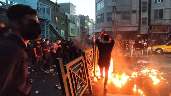Người biểu tình lập rào chắn, đốt đồ đạc trên một tuyến đường ở Iran. Ảnh: EPA