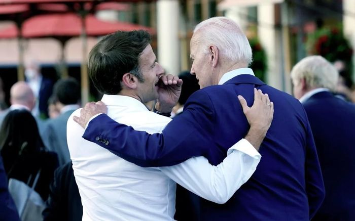 Hai ông Biden và Macron khoác vai nhau sau thượng đỉnh G7 ở Đức tháng 6/2022. (Ảnh: AP)