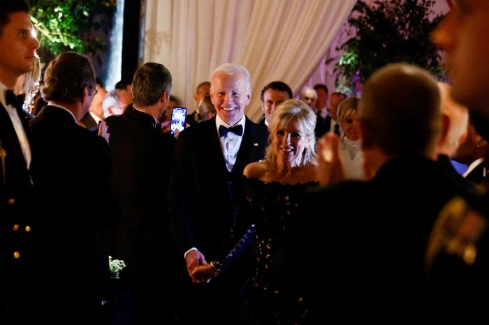  Tổng thống Biden và phu nhân rạng rỡ trong buổi yến tiệc ngày 1/12. Trước bữa tiệc, bà Jill Biden chia sẻ: Bữa tiệc được truyền cảm hứng bởi màu sắc chung của quốc kỳ (Mỹ và Pháp), và bởi các giá trị chung của hai dân tộc, gồm tự do và dân chủ, bình đẳng và tình bằng hữu. Những giá trị này tạo ra nền tảng cho tình bạn lâu đời giữa hai nước, theo New York Times. 