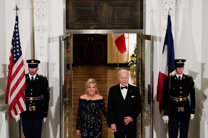  Hơn 300 vị khách đã đến khuôn viên Nhà Trắng để dự tiệc chiêu đãi cấp nhà nước chào đón Tổng thống Pháp Emmanuel Macron, vào ngày 1/12. Vợ chồng nhà lãnh đạo Pháp là những vị khách quốc tế đầu tiên được chiêu đãi quốc yến kể từ khi Tổng thống Joe Biden nắm quyền. Trong ảnh, Tổng thống Biden và Đệ nhất phu nhân Jill Biden chuẩn bị đón tiếp ông Macron và phu nhân Brigitte Macron tại cổng Bắc của Nhà Trắng. 